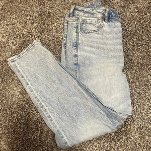 light washed American eagle no rip jeans